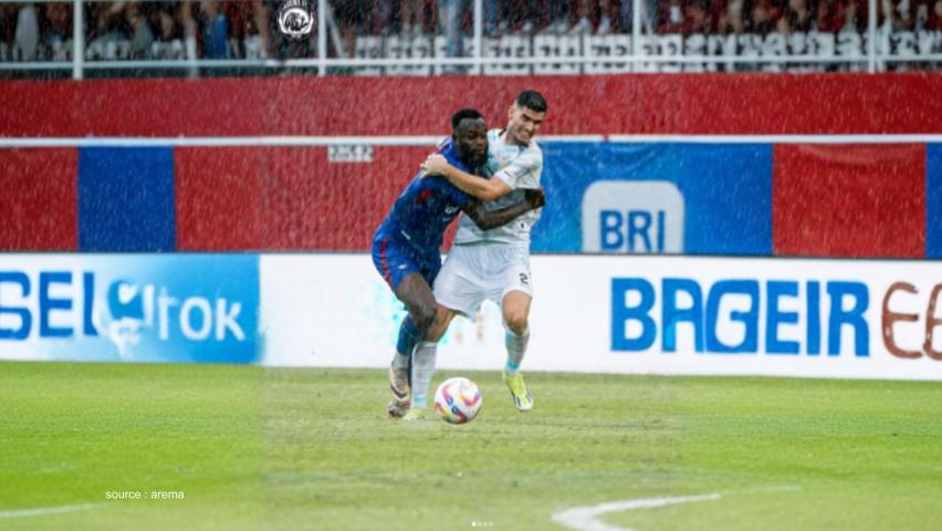 Pemain Arema dan Persib Berebut Bola