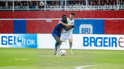 Pemain Arema dan Persib Berebut Bola