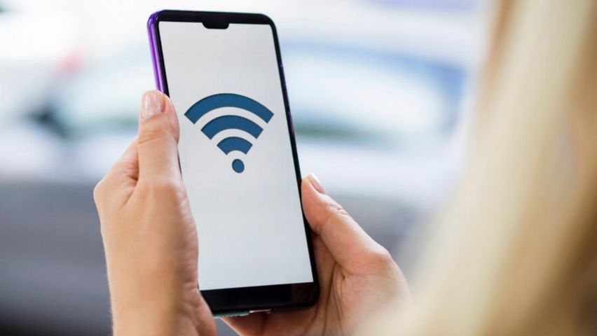 Ilustrasi Penggunaan WiFi di Smartphone