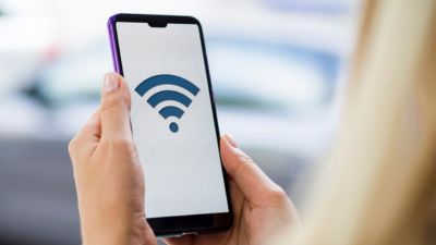Ilustrasi Penggunaan WiFi di Smartphone