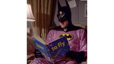 Batman Pakai Baju Pesta