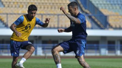 Persib Bandung masih memimpin
