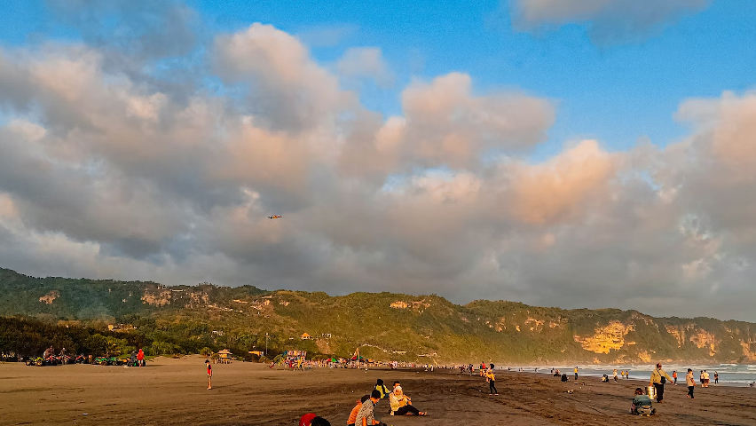 Pantai Parangtritis Pesona Sunset dan Mitos di Jogja