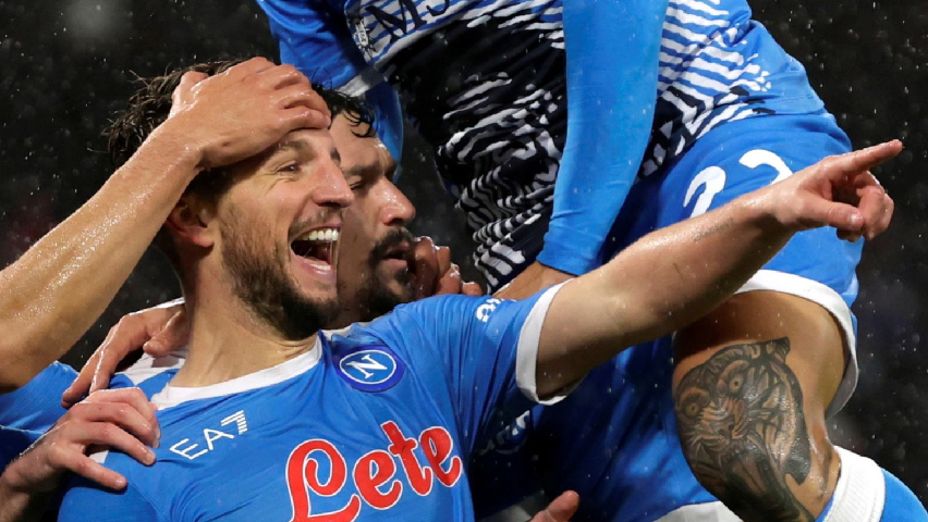 Napoli Sang Pemimpin Klasemen