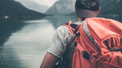 Seorang laki-laki sedang jalan-jalan ide bisnis jasa tour and travel