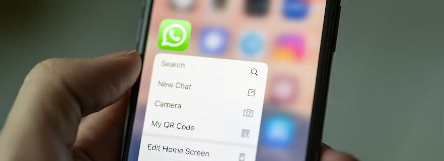 whatsapp keluar sendiri