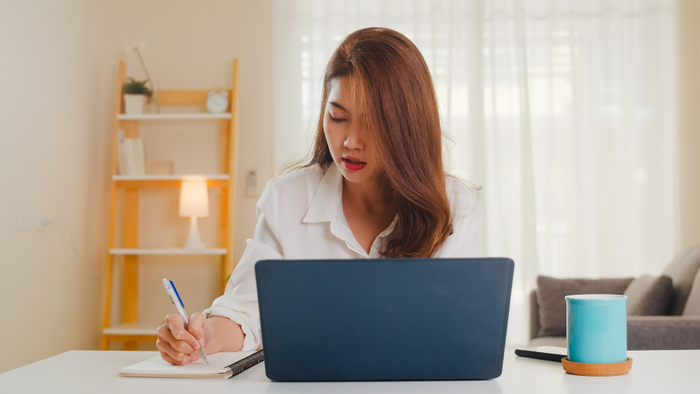 Apa Itu WFH? Ini Pengertian & Kelebihannya