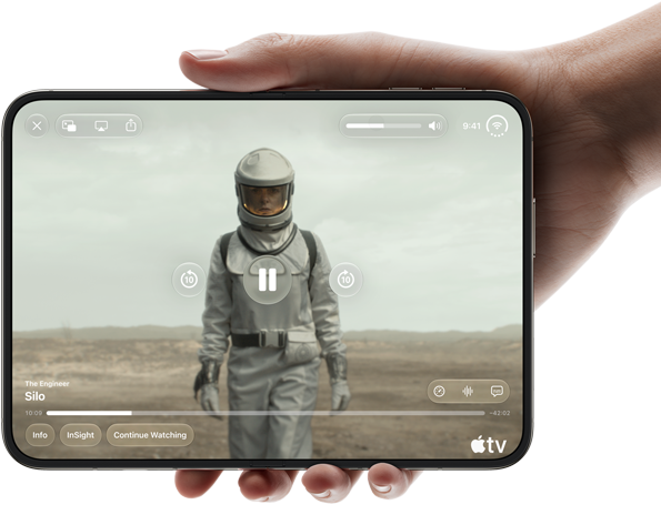 iPhone Duo, dipegang dengan satu tangan, dibuka dalam orientasi horizontal, tidak dilipat sama sekali, layar interior menampilkan acara Apple TV