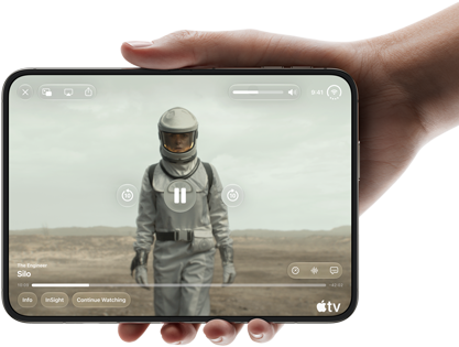 iPhone Duo, dipegang dengan satu tangan, dibuka dalam orientasi horizontal, tidak dilipat sama sekali, layar interior menampilkan acara Apple TV
