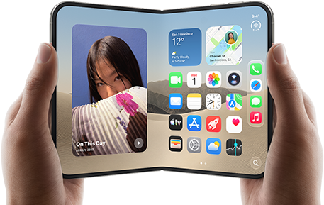 iPhone [V68], warna [L8], dipegang dengan dua tangan dalam orientasi lanskap, tidak dilipat, layar interior menampilkan foto di sebelah kiri, aplikasi di sebelah kanan