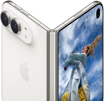 iPhone Duo, terbuka sebagian seperti buku dengan mekanisme engsel di tengah, panel belakang eksterior di sebelah kiri menampilkan logo Apple dan kamera ganda, layar luar di sebelah kanan menampilkan foto potret seseorang berambut pirang