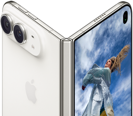 iPhone Duo, terbuka sebagian seperti buku dengan mekanisme engsel di tengah, panel belakang eksterior di sebelah kiri menampilkan logo Apple dan kamera ganda, layar luar di sebelah kanan menampilkan foto potret seseorang berambut pirang