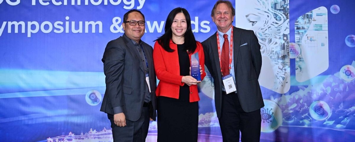 Foto grup penerima penghargaan GTI Awards di panggung MWC Barcelona